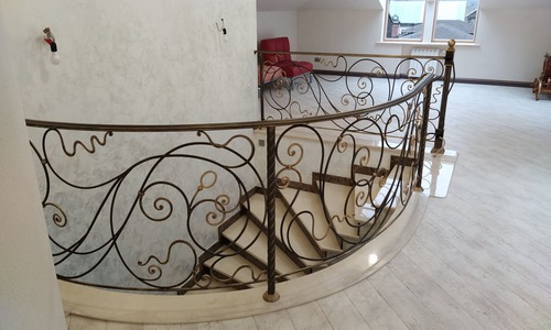 Кованые перила: Искусство, воплощенное в металле